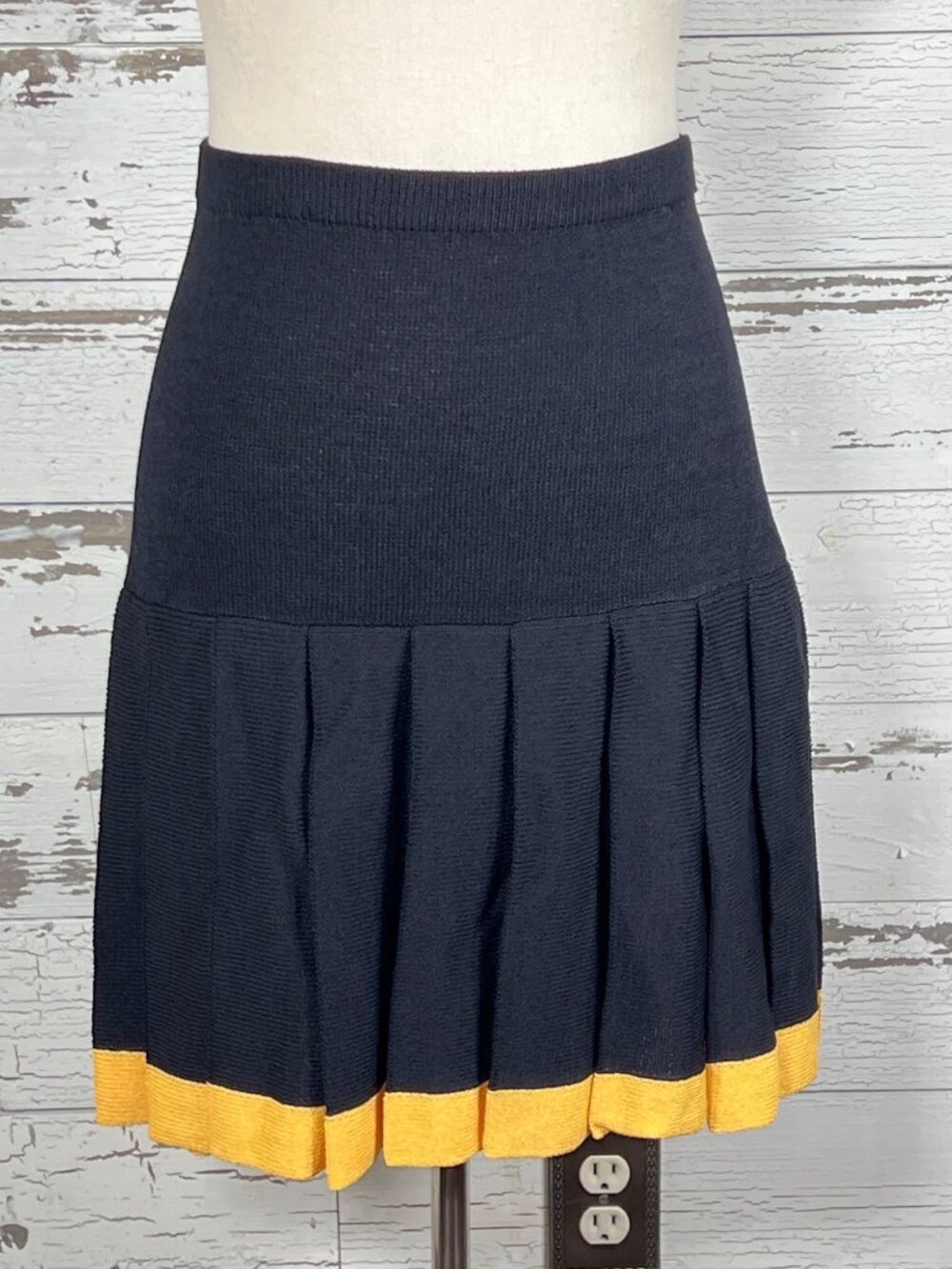 ST. JOHN by MARIE GRAY Skirt Suit 2pc Santana Knit Black & Gold Sz 4 EUC - Picture 2 of 7
